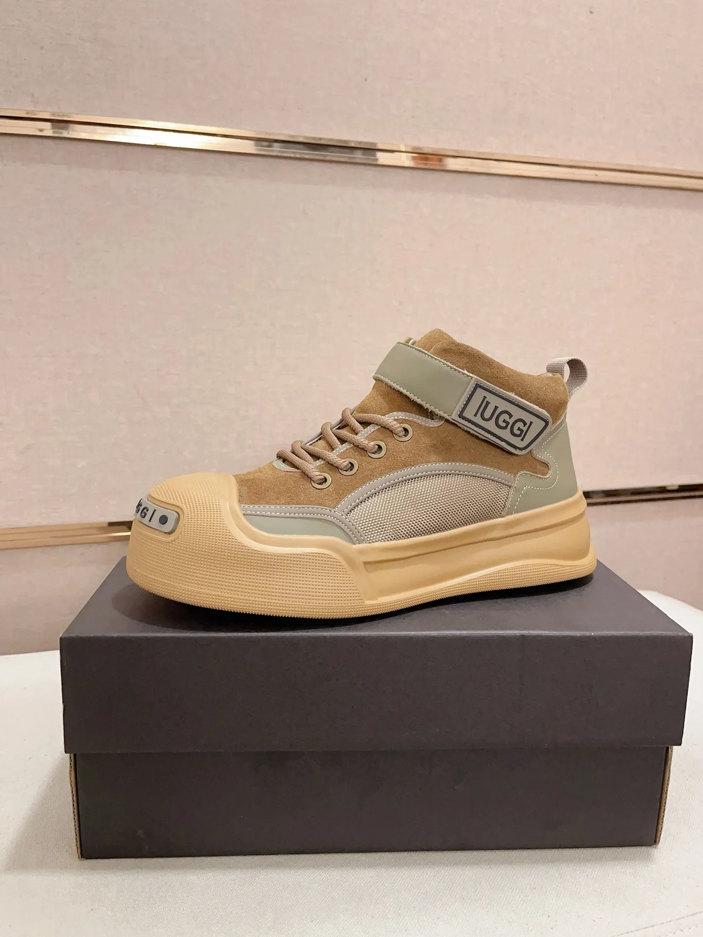 Factory Price: 380 Men's Men's Shoes💰North American Men's Shoes Ugg ☃️In the special sale of new high-quality men's shoes and snow boots in autumn and winter, the nemesis of extreme cold weather! Made of cowhide leather, merino wool lining, and original outsole, whether driving, outdoor or daily wear, there is always one that suits you! Code number 39-44